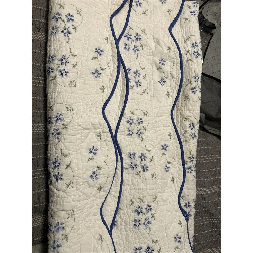 Vintage Cottage Core Quilt Freesia Pattern Queen/Full Scalloped Edges